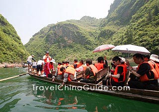 The little boat takes you to visit Three Little Gorges.